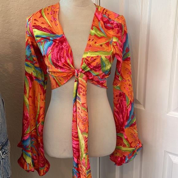 Forever 21 Tops - FOREVER 21a Satin abstract crop top